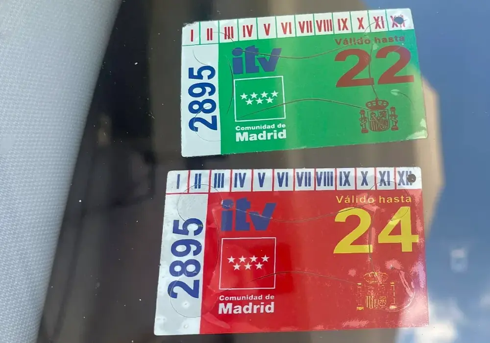 Es obligatorio llevar pegatina ITV: Consecuencias de no tenerla