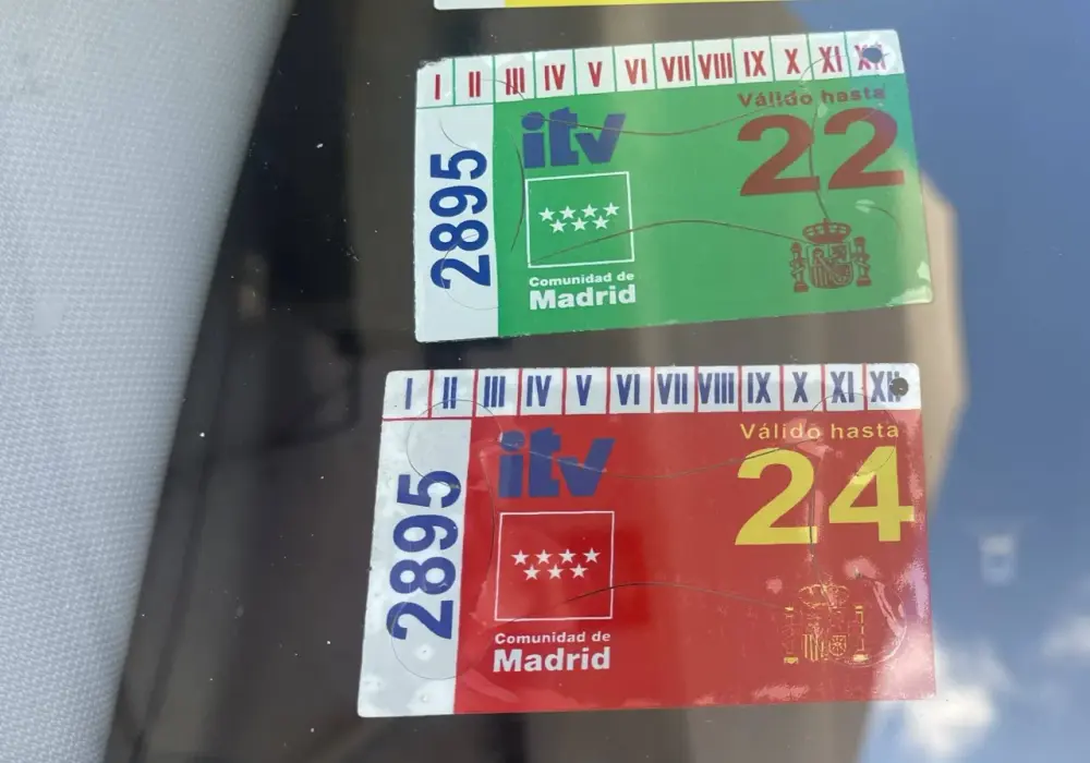¿Es obligatorio la pegatina de la ITV? Lo que debes saber para evitar multas
