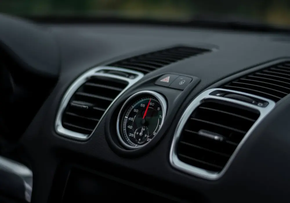 ¿Vale la pena recargar tú mismo el aire acondicionado de tu coche?