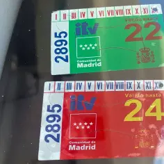 Es obligatorio llevar pegatina ITV: Consecuencias de no tenerla