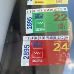 ¿Es obligatorio la pegatina de la ITV? Lo que debes saber para evitar multas