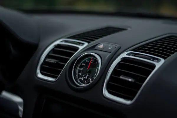 ¿Vale la pena recargar tú mismo el aire acondicionado de tu coche?